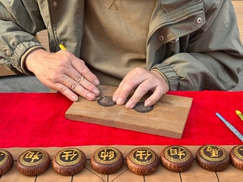 柯秋楓正在雕刻。人民網(wǎng) 陳葉欣攝