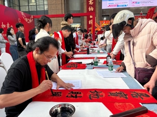 活動現(xiàn)場贈送春聯(lián)和福字。人民網(wǎng) 陳葉欣攝