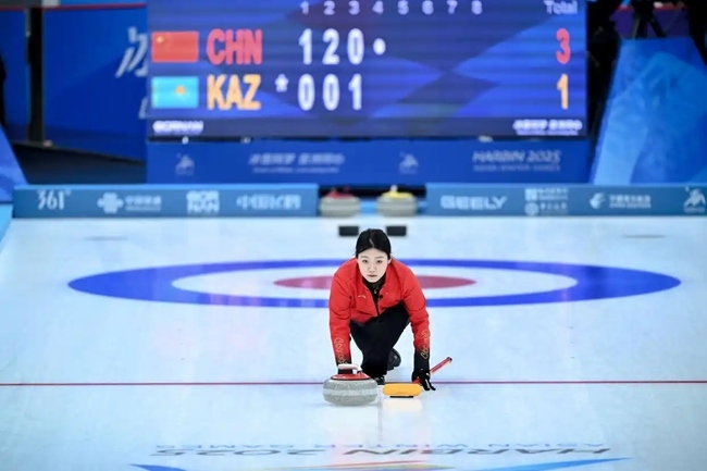 2月4日，中國(guó)隊(duì)選手韓雨在比賽中擲壺。新華社記者 江漢 攝
