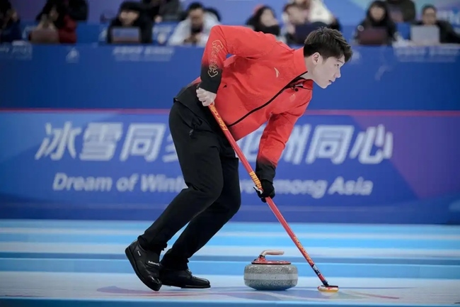 2月4日，中國(guó)隊(duì)選手王智宇在比賽中擦冰。新華社記者 江漢 攝