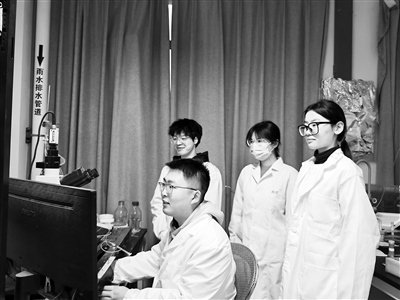 西安交通大學(xué)教授王昌河團隊在進行多巴胺分泌電化學(xué)檢測。受訪者供圖