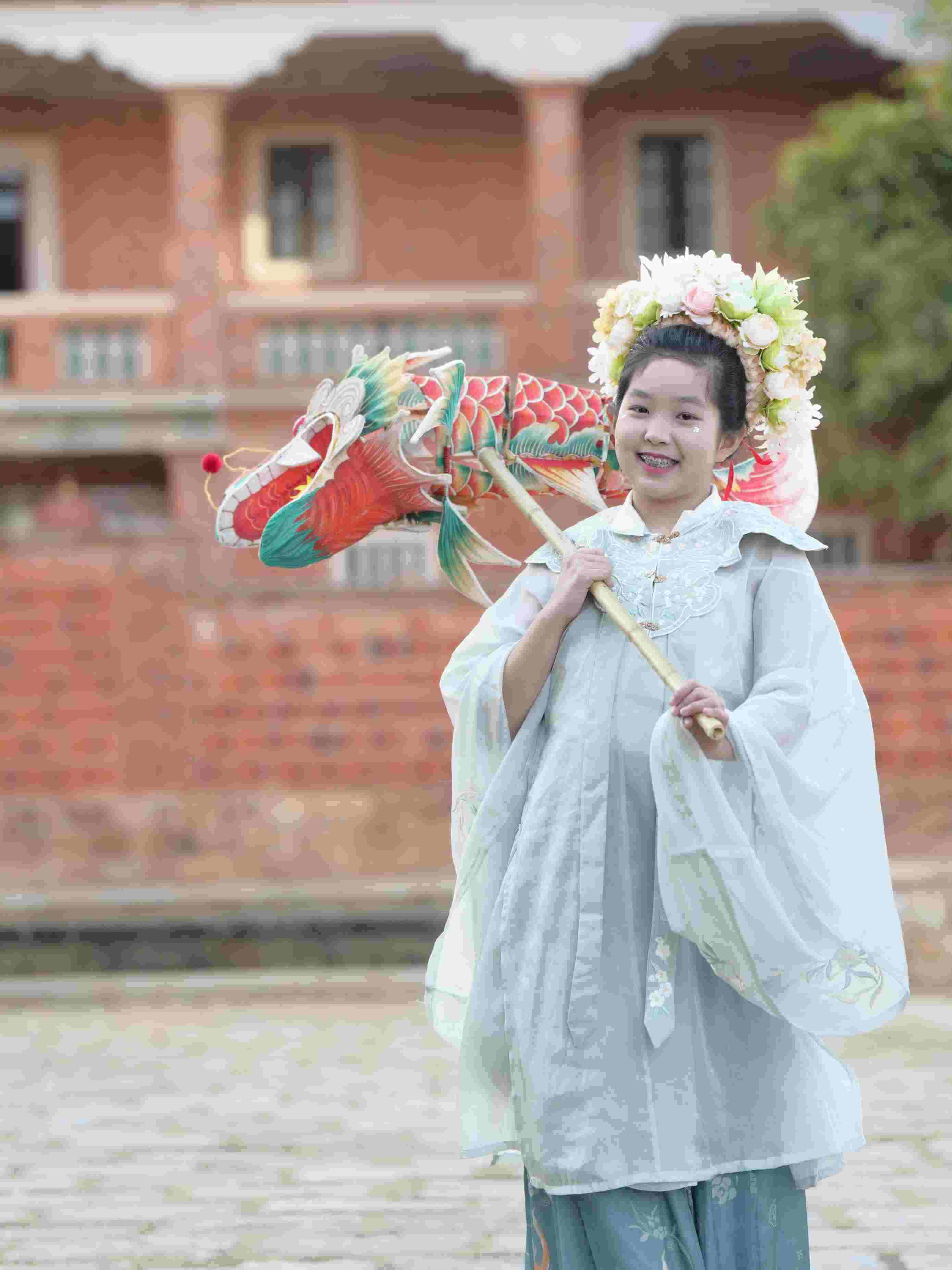 在泉州，沈女士為女兒拍下頭戴簪花的照片。受訪者供圖