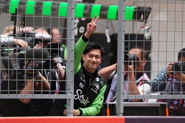 2024年4月19日，索伯車隊(duì)中國車手周冠宇（中）在練習(xí)賽前向觀眾致意。當(dāng)日，F(xiàn)1中國大獎(jiǎng)賽在上海開賽。中國車手周冠宇主場首秀參賽。新華社記者 夏一方攝