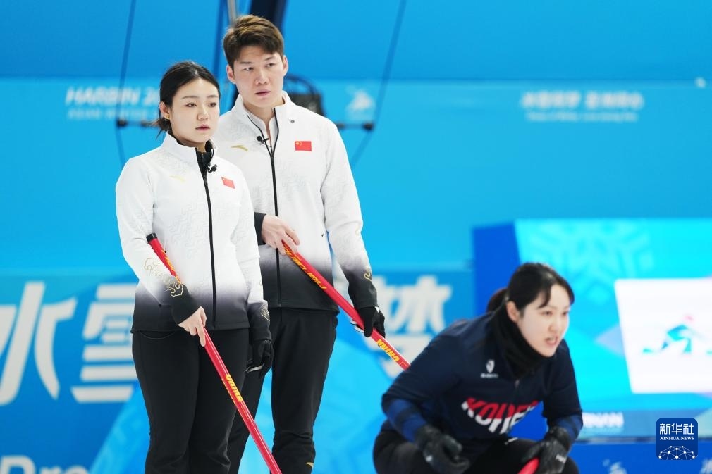 2月6日，中國隊選手王智宇（中）、韓雨（左）在比賽中。新華社記者 王松 攝
