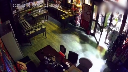 網(wǎng)傳“破門亮燈”畫面。網(wǎng)絡(luò)視頻截圖