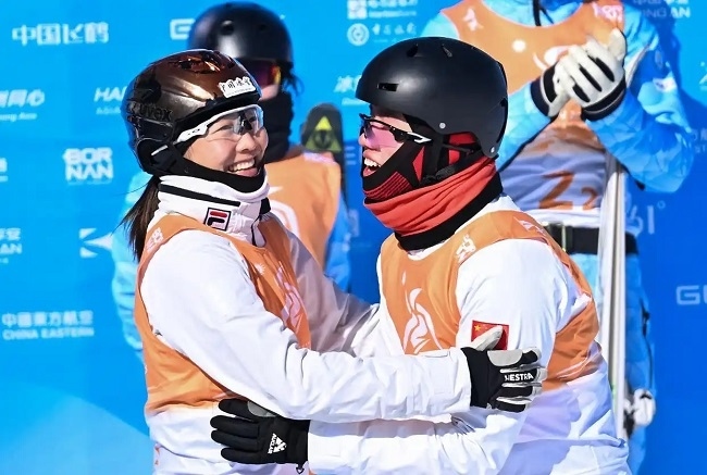 2月10日，中國(guó)隊(duì)選手李心鵬（前右）與徐夢(mèng)桃慶祝。新華社記者 楊晨光攝