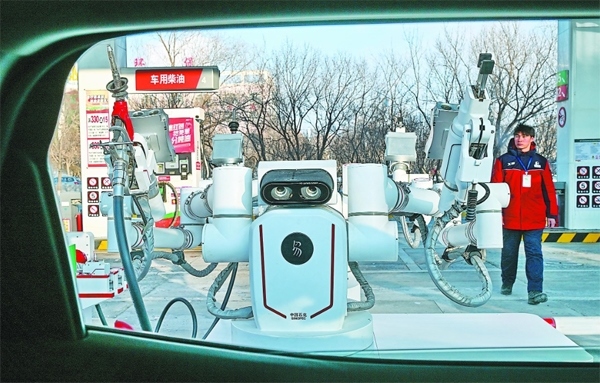 智能加油機(jī)器人在加能站工作。受訪者供圖
