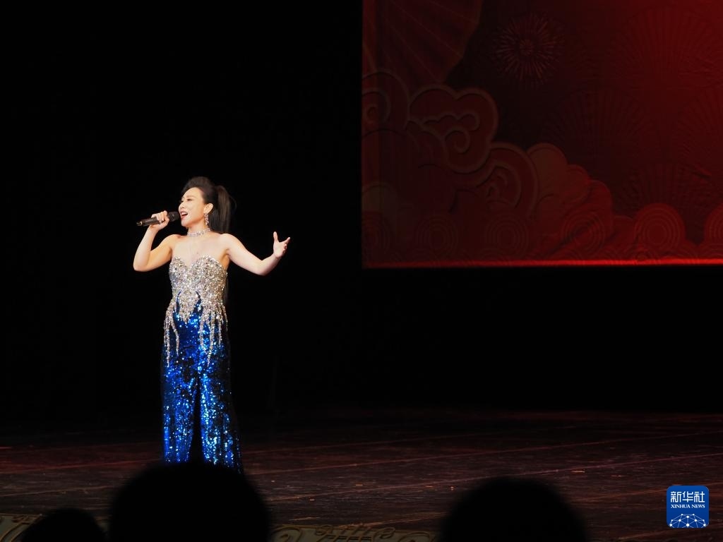 2月11日，歌手在哈薩克斯坦阿拉木圖的阿拜國(guó)家歌劇和芭蕾舞劇院演唱歌曲。新華社記者 趙宇 攝