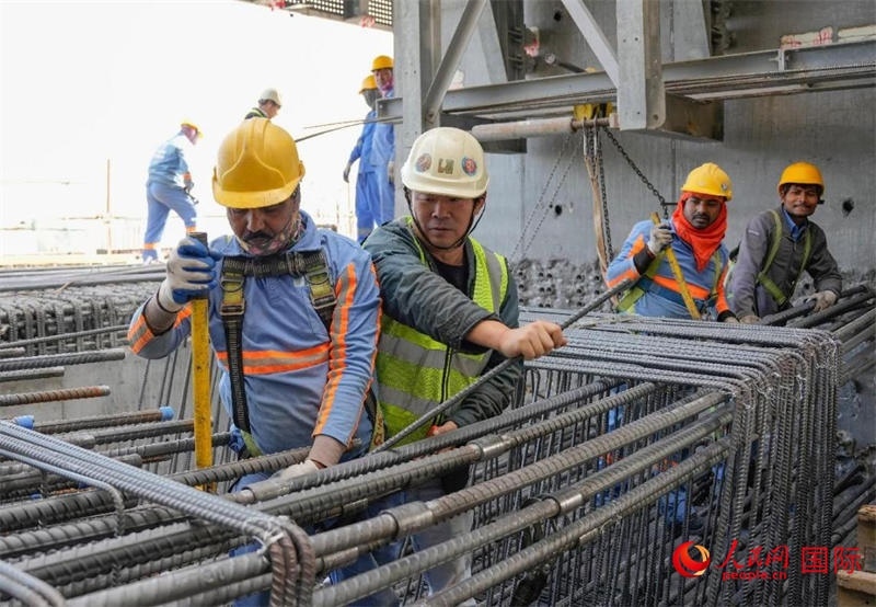 扎鋼筋。人民網(wǎng)塔里克·易卜拉欣攝