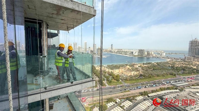 工人正在高層作業(yè)。人民網(wǎng)塔里克·易卜拉欣攝