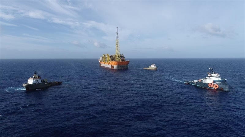 布濟(jì)烏斯七期項(xiàng)目浮式生產(chǎn)儲卸油裝置抵達(dá)油田區(qū)域。巴西國家石油公司供圖