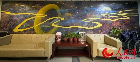 清華長庚醫(yī)院掛著一幅名為“生命長河”的畫，家屬將離世親人的名字寫在上面。人民網(wǎng) 陳葉欣攝