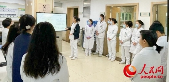 華西第四醫(yī)院姑息醫(yī)學(xué)科交班會(huì)上，護(hù)士介紹患者情況。人民網(wǎng)記者 金慧慧攝