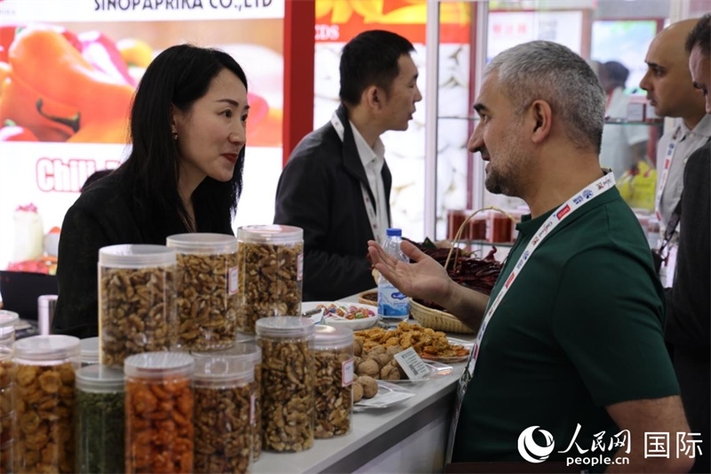 中外商家在第三十屆海灣食品展上交流。人民網(wǎng)記者 張志文攝