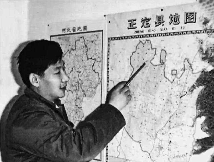 習(xí)近平在辦公室地圖前謀劃正定的發(fā)展。（圖源：《讓群眾過(guò)上好日子——習(xí)近平正定足跡》）