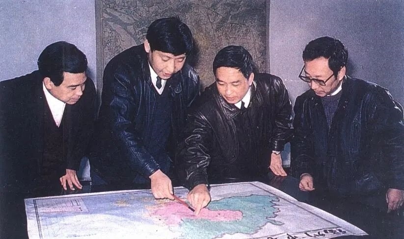 1991年12月，習近平與同事討論福州市戰(zhàn)略規(guī)劃設想。（圖源：《習近平在福州》）