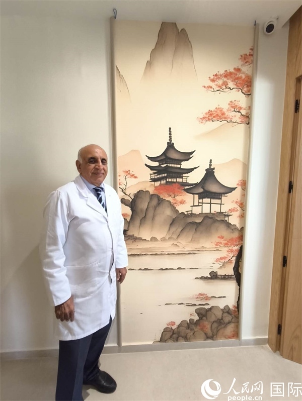哈利勒的診所中國元素很濃。人民網(wǎng)記者 黃培昭攝