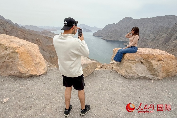 圖為游客參觀阿曼北部穆桑代姆峽灣。人民網(wǎng) 塔里克·易卜拉欣攝