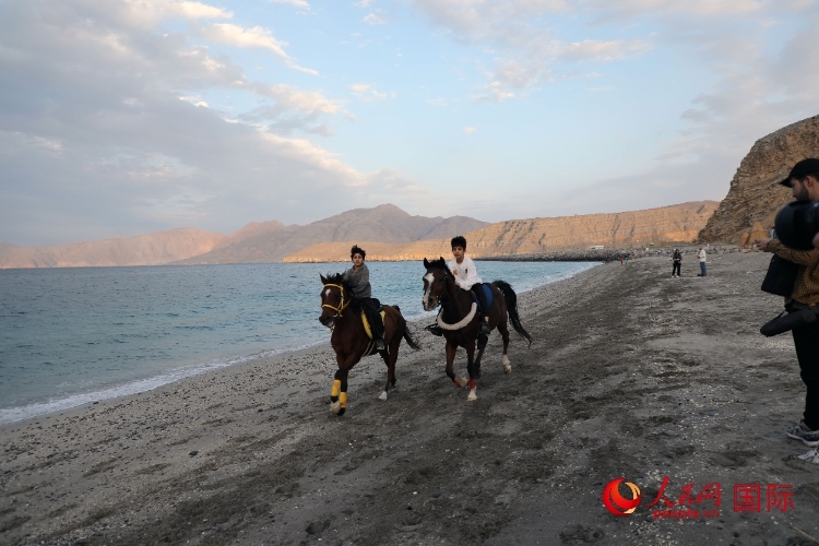 圖為游客在穆桑代姆一處海灘公園休閑玩耍。人民網(wǎng)記者 沈小曉攝