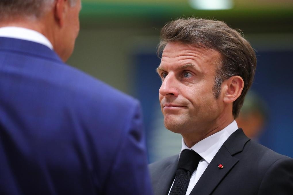 2023年6月29日，在比利時布魯塞爾，法國總統(tǒng)馬克龍（右）準備出席歐盟峰會。新華社記者鄭煥松攝