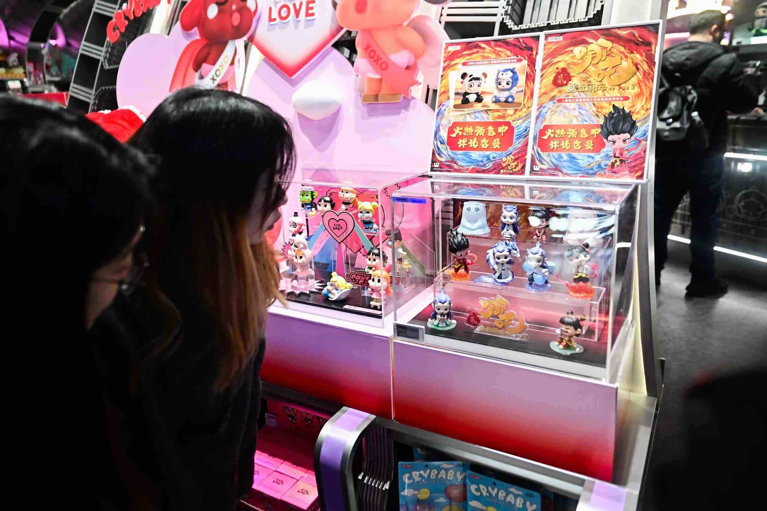 △2025年2月22日，上海，市民在圍觀《哪吒之魔童鬧?！废嚓P(guān)手辦盲盒。