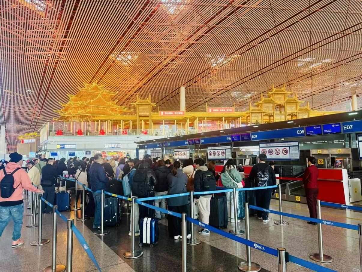旅客在首都機場值機柜臺辦理乘機手續(xù)。人民網(wǎng)記者 喬雪峰攝