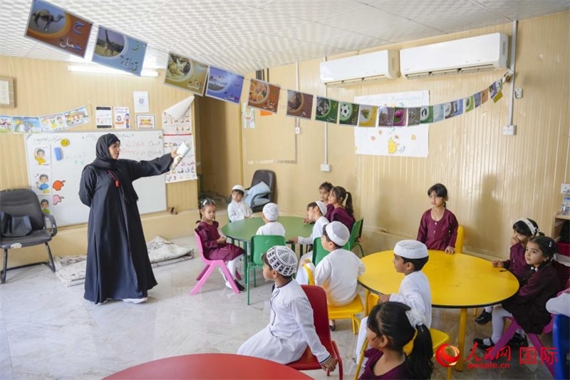 在庫姆扎爾的學校，老師正在給孩子們上課。人民網(wǎng) 塔里克·易卜拉欣攝