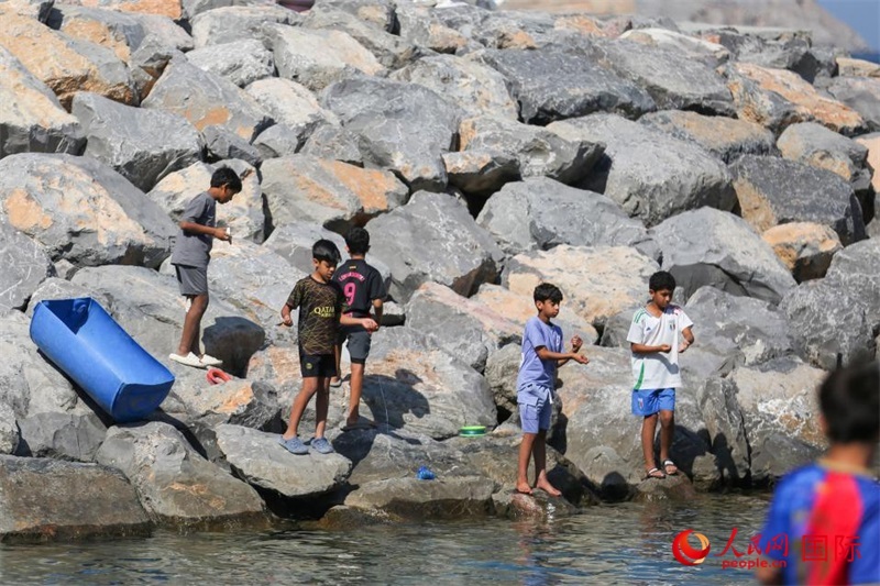 在海邊玩耍的孩子們。人民網(wǎng) 塔里克·易卜拉欣攝