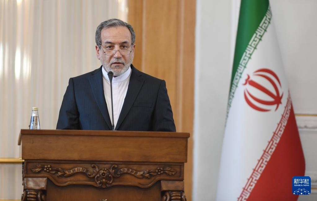 2月25日，在伊朗德黑蘭，伊朗外交部長阿拉格齊出席聯(lián)合新聞發(fā)布會(huì)。新華社記者 沙達(dá)提 攝