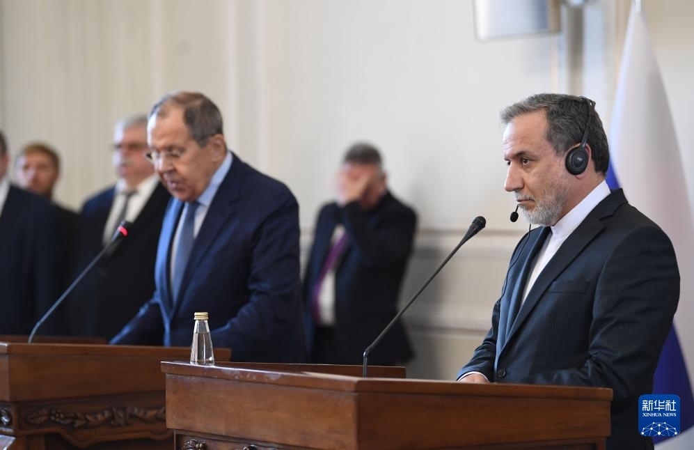 2月25日，在伊朗德黑蘭，伊朗外交部長阿拉格齊（右）與俄羅斯外長拉夫羅夫出席聯(lián)合新聞發(fā)布會(huì)。新華社記者 沙達(dá)提 攝