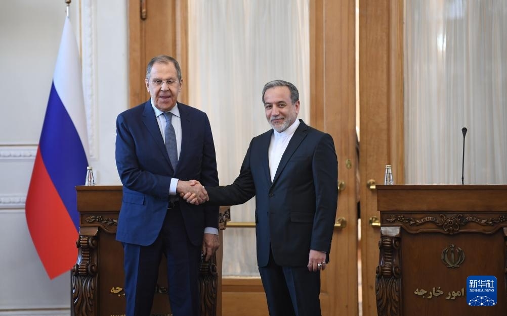 2月25日，在伊朗德黑蘭，伊朗外交部長阿拉格齊（右）與俄羅斯外長拉夫羅夫出席聯(lián)合新聞發(fā)布會(huì)。新華社記者 沙達(dá)提 攝