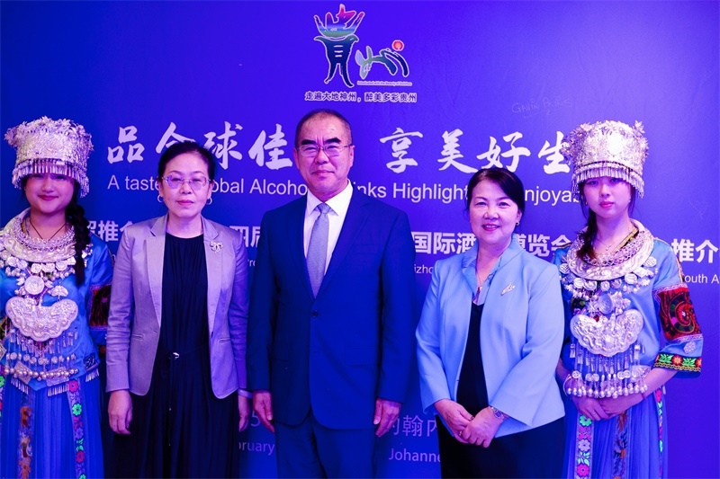 潘慶江總領事與王洪波秘書長合影。（南非貴州商會供圖）