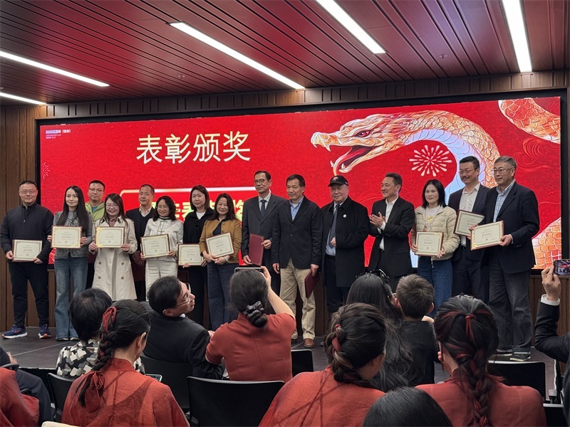 年會(huì)表彰優(yōu)秀中資企業(yè)。主辦方提供