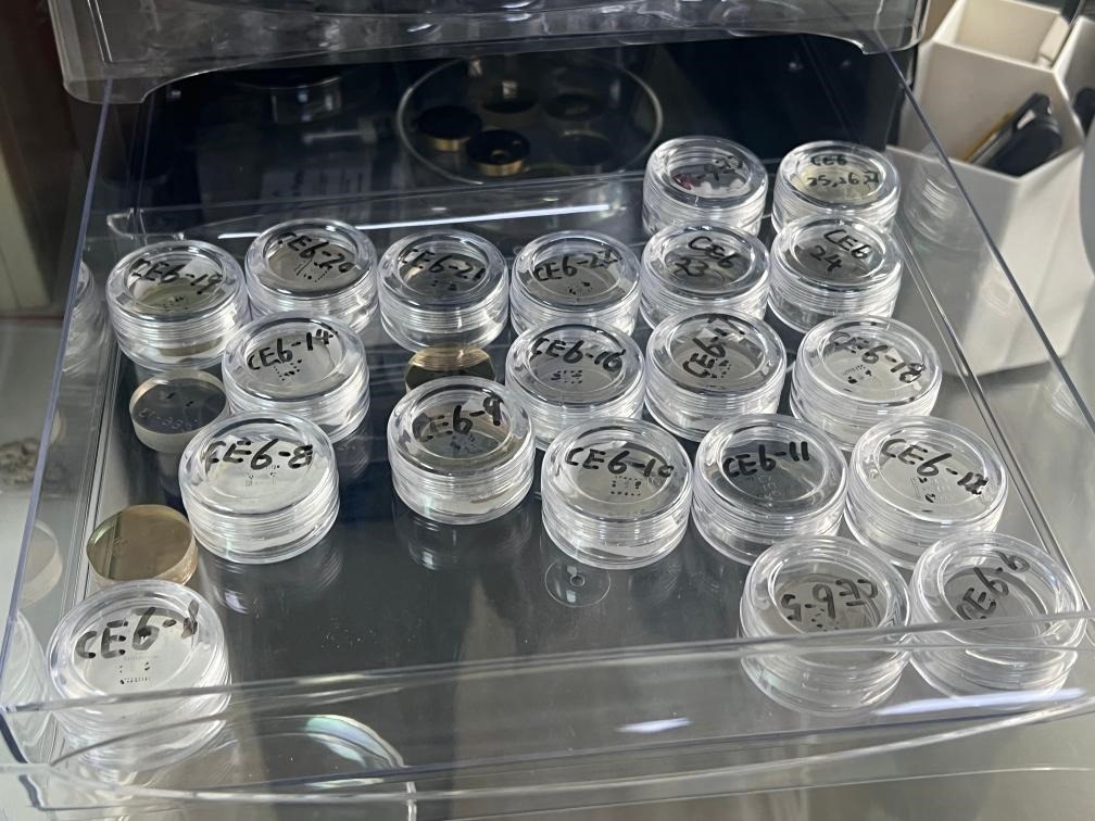 包含嫦娥六號樣品的樹脂靶。新華社記者 溫競?cè)A 攝