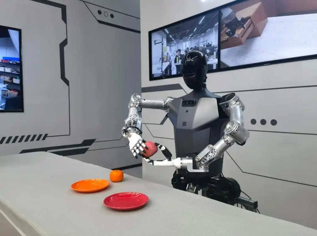 △2025年2月24日，北京“機(jī)器人大世界”展出的機(jī)器人正在完成日常家務(wù)。
