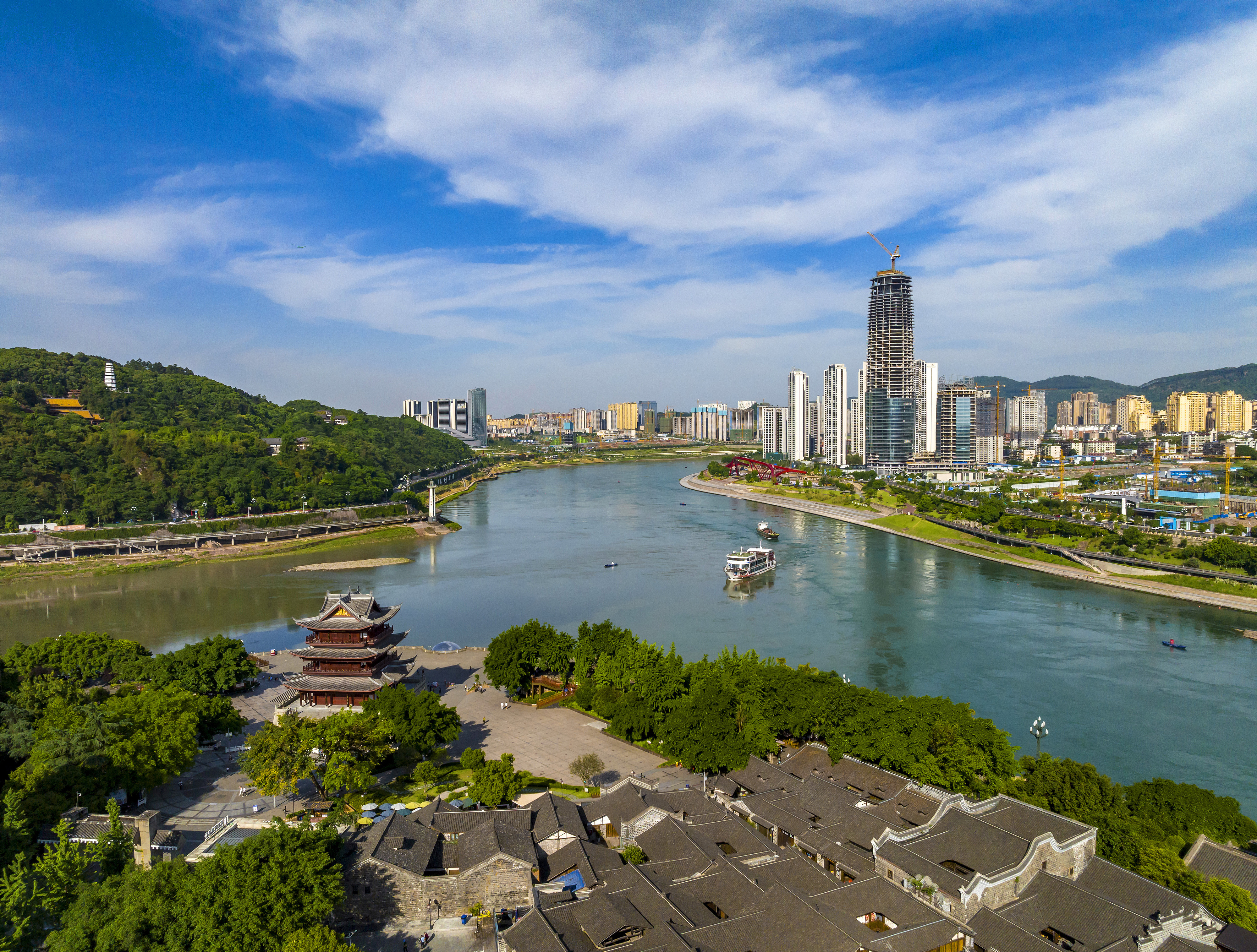 “長(zhǎng)江首城”四川宜賓，經(jīng)過(guò)長(zhǎng)江生態(tài)綜合治理后的三江交匯處風(fēng)光。