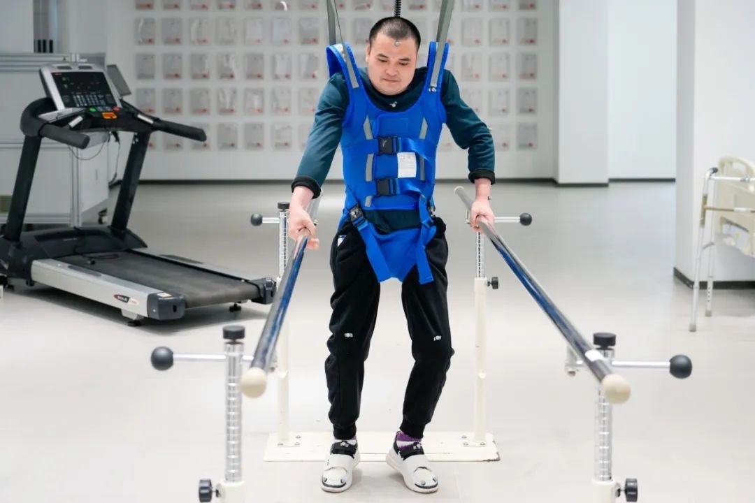 在術后第14天，患者依靠自身運動意圖行走。復旦大學供圖