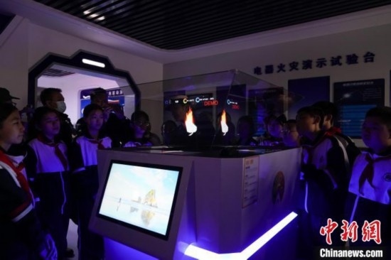 圖為學(xué)生們參觀道里區(qū)消防救援大隊(duì)消防科普體驗(yàn)館內(nèi)幻影成像燃燒三要素實(shí)驗(yàn)臺(tái)。中新社記者 趙宇航 攝