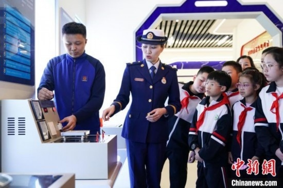 圖為學(xué)生們參觀道里區(qū)消防救援大隊(duì)消防科普體驗(yàn)館內(nèi)電器火災(zāi)演示實(shí)驗(yàn)臺(tái)。中新社記者 趙宇航 攝