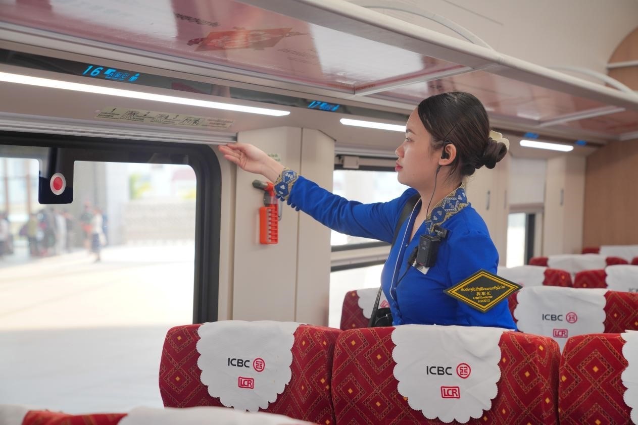 中老鐵路瀾滄號動車組列車長小麗正在進行車廂檢查。老中鐵路有限公司供圖