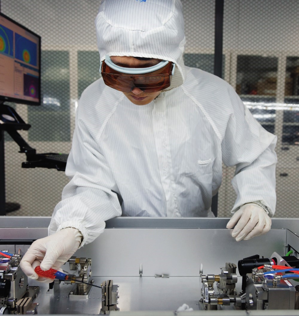 科研人員在廣東東莞阿秒科學中心實驗室調試高性能激光器（2025年1月10日攝）。金立旺攝/本刊