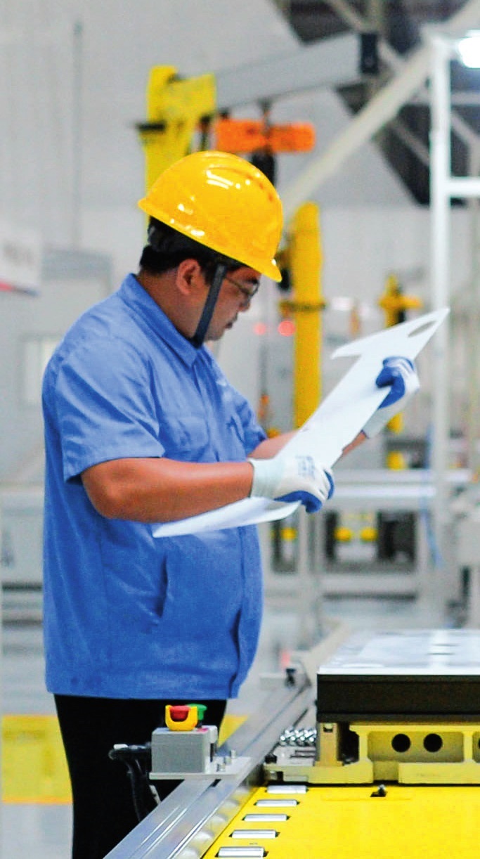 工人在位于廣東珠海的緯景儲能珠海“超G工廠”工作（2024年5月19日攝）。李任滋攝/本刊