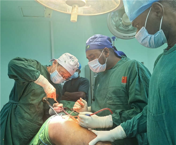 王磊醫(yī)師手術(shù)中。中國援桑醫(yī)療隊(duì)供圖