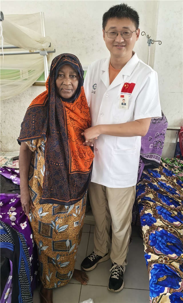 術(shù)后第二天患者即能站立。中國援桑醫(yī)療隊(duì)供圖