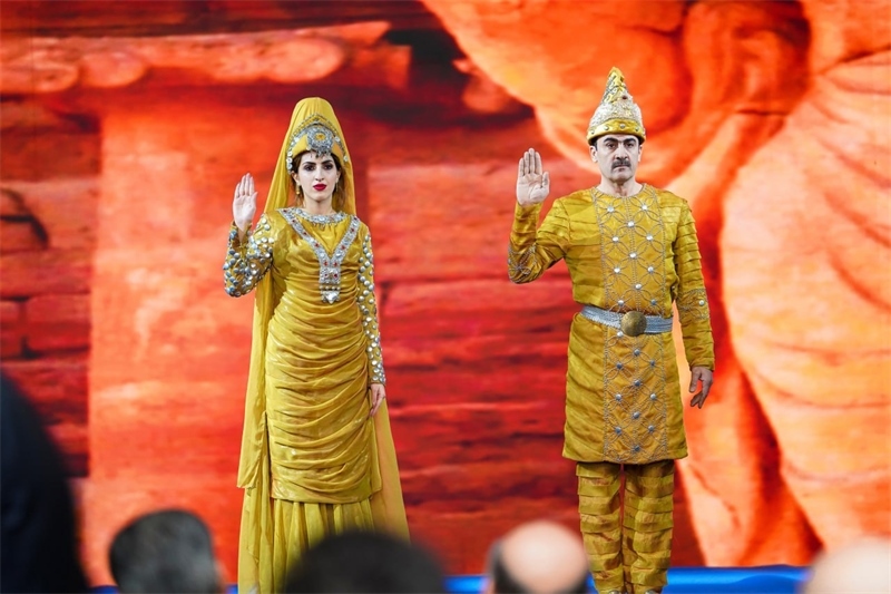 伊拉克時尚館舉辦的時裝展上，模特展示亞述時期服飾。伊拉克時尚館供圖