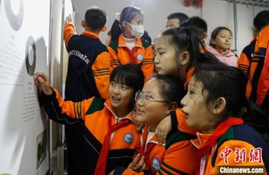 圖為學(xué)生參觀青海省博物館“1+3”主題流動展覽，了解在青海喇家遺址出土的齊家文化 · 玉三璜聯(lián)璧。中新社記者 馬銘言 攝