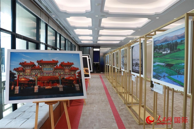 “遇見”攝影展現(xiàn)場。朱瀟逸攝