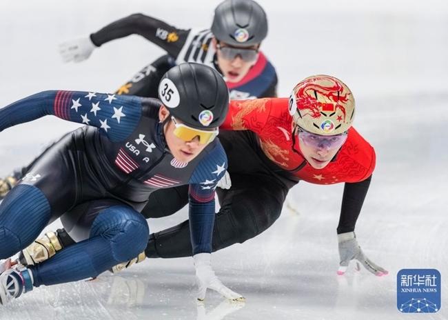 中國隊(duì)選手劉少昂(右)在比賽中。新華社記者 孫非 攝