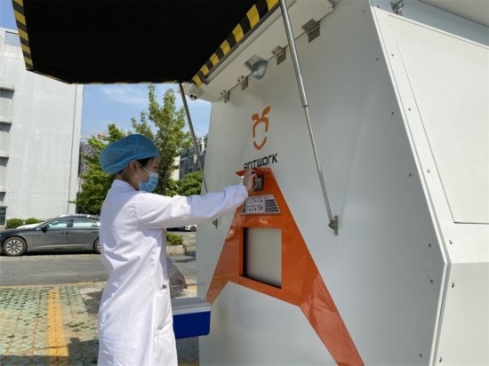 醫(yī)院接收無人機(jī)送來的醫(yī)療樣本。受訪者供圖