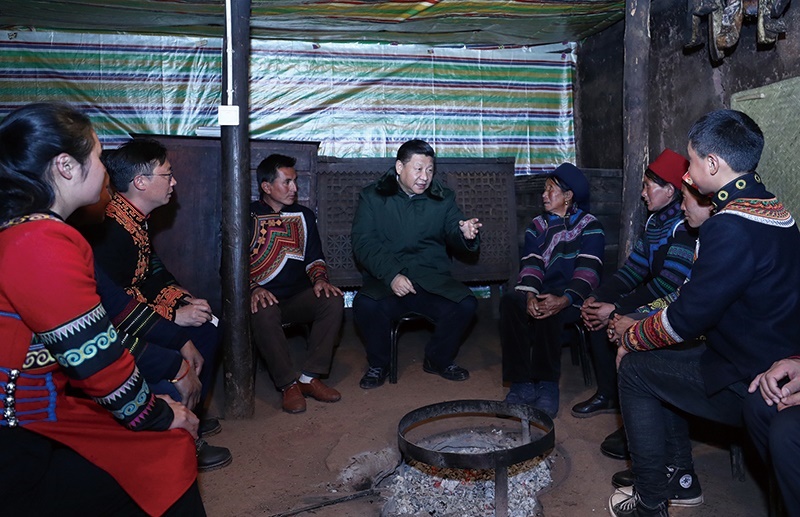 △2018年2月11日，四川涼山彝族自治州昭覺縣三岔河鄉(xiāng)三河村，習近平總書記來到村民節(jié)列俄阿木家中看望。